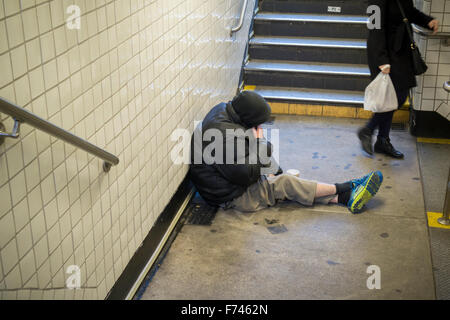 Senzatetto singoli campi in 23rd Street la stazione della metropolitana di New York quartiere Chelsea di sabato 21 novembre, 2015. Nonostante la de Blasio le amministrazioni gli sforzi per affrontare i senzatetto della popolazione loro sembra essere la percezione di Newyorkesi e aumentare. (© Richard B. Levine) Foto Stock