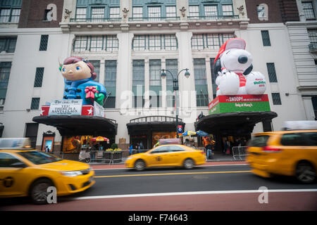 Macy's Herald Square a New York è decorata nel loro 'A Charlie Brown Christmas'' tema per Natale, domenica 22 novembre, 2015. I quattro principali delle catene di grandi magazzini, Macy's, JCPenney, Kohl e Nordstrom sono tenuti a riferire una media di soltanto 1,2% la crescita dei ricavi nel terzo trimestre rispetto al 10% stimato per i discount. (© Richard B. Levine) Foto Stock