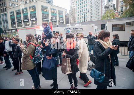 La folla di visitatori a Macy's Herald Square a New York Visualizza il 'A Charlie Brown Christmas'' themed la vetrina natalizia di Domenica, 22 novembre 2015. I quattro principali delle catene di grandi magazzini, Macy's, JCPenney, Kohl e Nordstrom sono tenuti a riferire una media di soltanto 1,2% la crescita dei ricavi nel terzo trimestre rispetto al 10% stimato per i discount. (© Richard B. Levine) Foto Stock