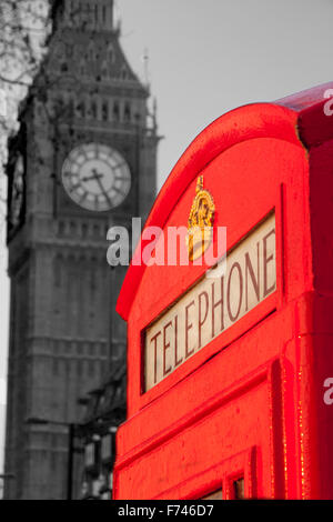 Tradizionale in rosso K6 di telefono nella casella Telefono con Big Ben Elizabeth Torre di Case del Parlamento in bianco e nero monocromatico London REGNO UNITO Foto Stock