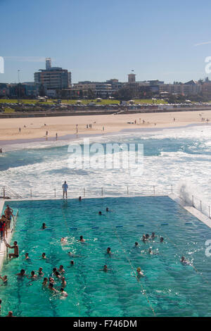 Bondi iceberg piscina con la famosa spiaggia Bondi dietro Sydney New South Wales NSW Australia Foto Stock