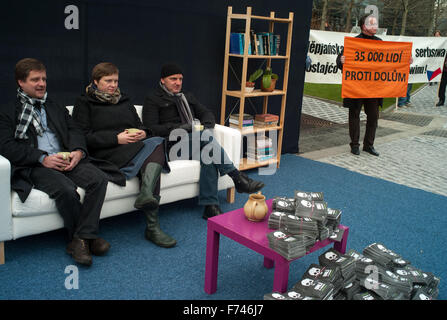 La gente contro carbone marrone protesta contro la possibile vendita di Vattenfall miniera di superficie nella parte orientale della Germania per una ditta ceca a Praga Repubblica Ceca, 25 novembre 2015. Essi stanno distribuendo volantini e hanno eretto un improvvisato soggiorno a mettere in guardia circa la distruzione di case e di tutta la comunità per il carbone di fronte alla sede centrale della società energetica CEZ. Foto: Michael Heitmann/dpa Foto Stock