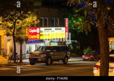 Il Capitol Theatre edificio sulla strada principale nel centro storico di Huntsville al crepuscolo. Huntsville, Muskoka, Ontario, Canada. Foto Stock