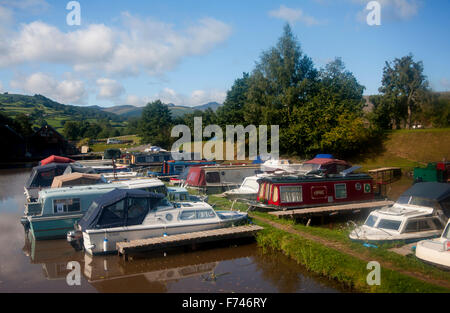 Monmouthshire & Brecon Canal barche ormeggiate nel bacino Pencelli Powys Wales UK Foto Stock