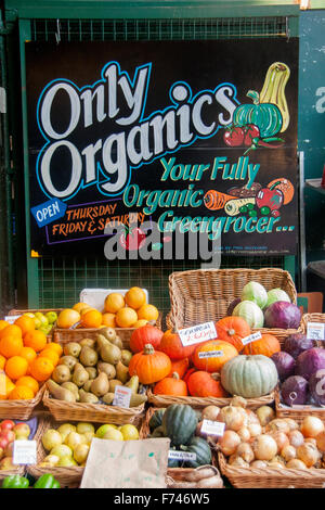 Frutta e verdura veg in stallo nel mercato di Borough Londra Inghilterra REGNO UNITO Foto Stock