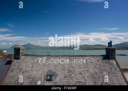 Porth Dinllaen Porthdinllaen Ty Coch Inn Llŷn Peninsula Gwynedd North Wales UK tetto di ardesia di pub con segno Harbour, barche mare co Foto Stock