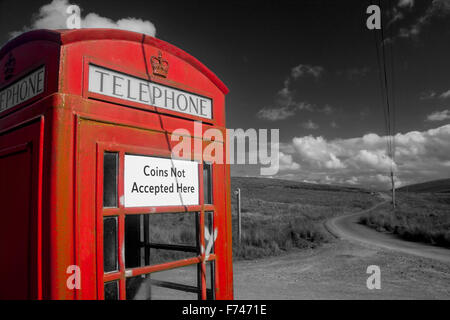 Telefono remoto tradizionale scatola K6 nella casella Telefono sulla strada di montagna Abergwesyn Powys Mid Wales UK Foto Stock