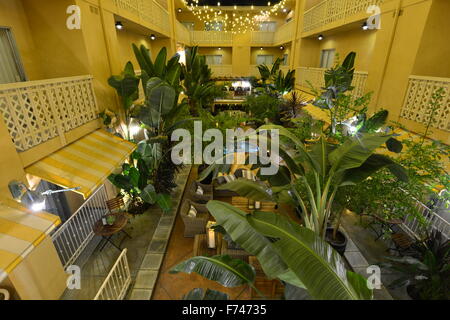 Atrio Interno area di sosta di un hotel in California Foto Stock