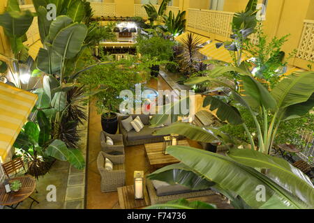 Atrio Interno area di sosta di un hotel in California Foto Stock