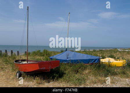 Barche sulla riva, whitstable kent, Inghilterra Foto Stock