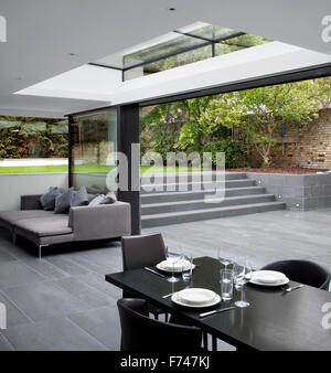Aprire il piano seminterrato con passaggi per giardino in Holland Park House da Paolo Archer Design, Londra, Inghilterra, Regno Unito Foto Stock