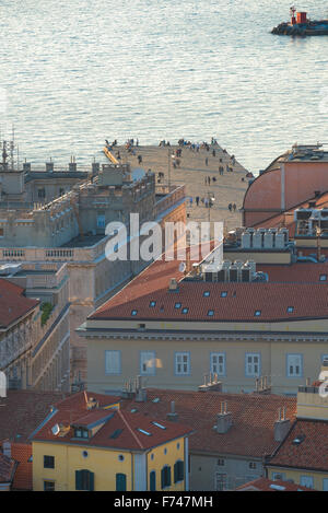 Una veduta aerea di sui tetti della città e il famoso molo di pietra - il Molo Audace - sul lungomare della città di Trieste, Italia. Foto Stock