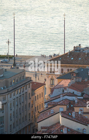 Trieste Italia tetti antenna, una veduta aerea di sui tetti della città e il lungomare della città di Trieste. Foto Stock