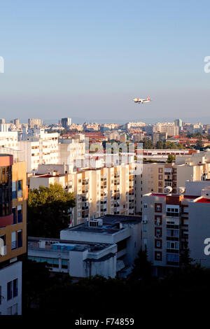 Un aereo sopra gli edifici di Lisbona, prima di atterrare a Lisbona aeroporto Portela, Portogallo. Foto Stock