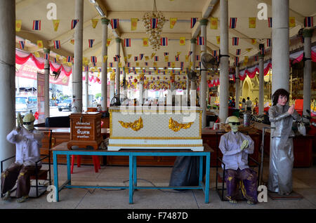 Luogo di donare le bare per i morti e non i parenti a Mongkhon Chindaram tempio il 4 novembre 2015 in Nakhon Pathom, Thailandia. Foto Stock