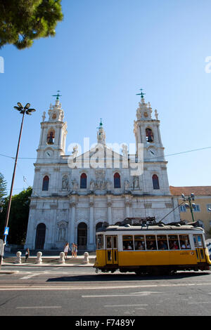 Un Tram 28 passando davanti alla basilica da Estrela, Lisbona, Portogallo. Foto Stock