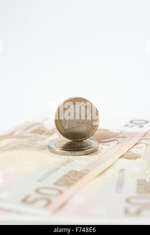Cinque e dieci euro nota con euro moneta giacente sulla banconota Foto Stock