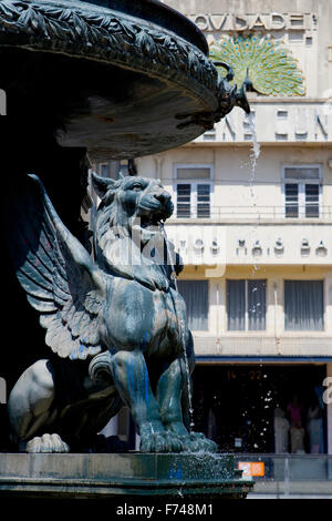 Dettagli della Fonte dos Leões, la parte del leone la Fontana sulla Praça de Gomes Teixeira a Porto, Portogallo. Foto Stock