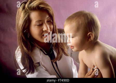 Esame medico paziente bambino Foto Stock