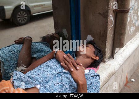 Dacca in Bangladesh 17 Novembre: un uomo dorme accanto alla strada nella vecchia Dhaka il 17 novembre 2015. Vecchia Dacca è un termine utilizzato per fare riferimento al vecchio centro storico della città di Dacca, capitale del Bangladesh moderno. Essa è stata fondata nel 1608 come Jahangir Nagar, la capitale del Bengala Mughal. Foto Stock