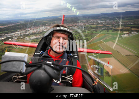 Volare al limite con 10 G-carico. Klaus Lenhart, nell'abitacolo della sua rosso macchina acrobatico, tipo extra 300L. Foto Stock