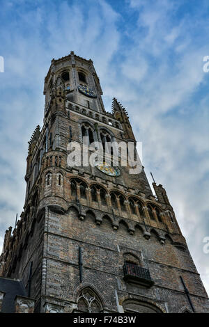 Torre campanaria in Bruges su un bel giorno nuvoloso Foto Stock