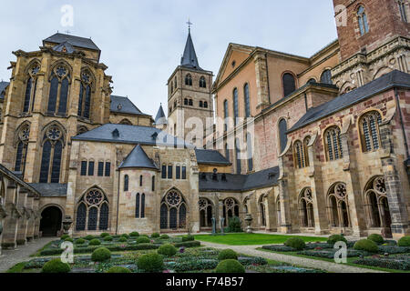 Vista della Cattedrale di Treviri dal chiostro, Germania Foto Stock