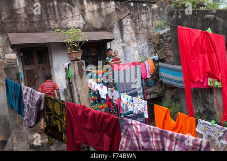 Dacca in Bangladesh 17 Novembre: Bambini insidetheir vecchia casa nella vecchia Dhaka il 17 novembre 2015. Vecchia Dacca è un termine utilizzato per fare riferimento al vecchio centro storico della città di Dacca, capitale del Bangladesh moderno. Essa è stata fondata nel 1608 come Jahangir Nagar, la capitale del Bengala Mughal. Foto Stock