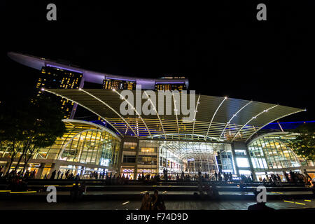 Il Marina Bay Shoppes e sabbie di notte, Singapore Foto Stock