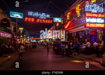 Pub street in Siem Reap di notte Foto Stock