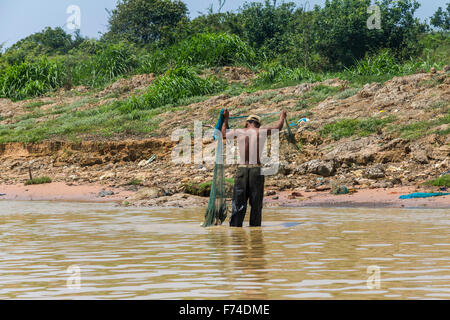 Pescatore sulla riva del tono lago di SAP Foto Stock