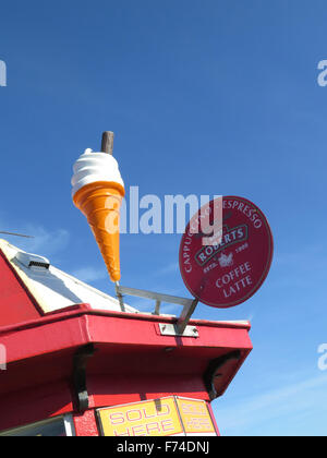 Ice Cream cabina su Portmarnock beach promenade, Dublino, con un grande in plastica Ice Cream Cornet sulla parte superiore Foto Stock
