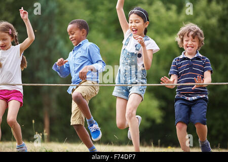 I bambini di arrivare al traguardo in una festa di compleanno Foto Stock