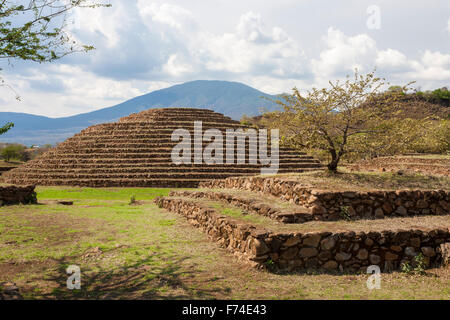 Il Guachimontones pre-colombiano sito con la sua unica piramide circolare vicino alla città di Teuchitlan, Jalisco, Messico. Foto Stock