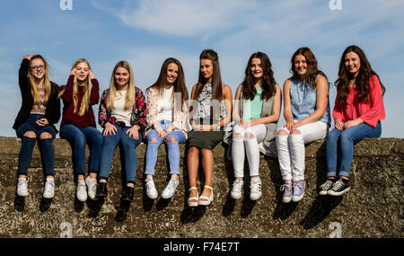 Un gruppo di adolescenti che si divertono una giornata al Broughty Ferry Castle in una calda giornata di sole a Dundee, Regno Unito Foto Stock