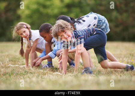 Bambini all'inizio di una gara pronto per andare Foto Stock