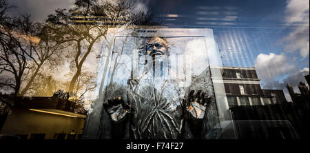 Londra, Regno Unito. 25 Novembre, 2015. Star Wars carattere 'Hans" da solista per la vendita congelato in un blocco di carbonite. Realizzata in peltro da Royal Selangor a Malaysia peltro produttore e rivenditore Credito: Guy Corbishley/Alamy Live News Foto Stock
