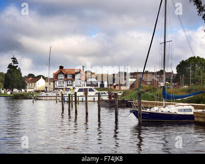 Barche sul fiume Bure a Horning Norfolk Inghilterra Foto Stock