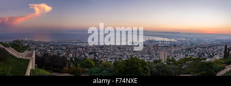 Sunrise di Haifa come visto da Louis Promenade Foto Stock