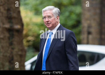 Michael Fallon,il Segretario di Stato per la difesa,arriva al numero 10 di Downing Street per una riunione del gabinetto Foto Stock