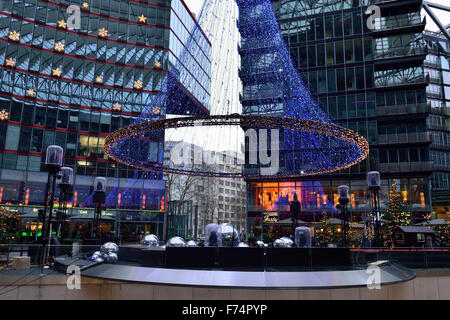 Berlino, Germania - 24 dicembre 2014: Natale decorazione illuminazione Sony Centre di Berlino Foto Stock