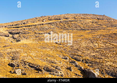 Brulle colline rocciose con scarsa vegetazione spinosa su Western lesbo al di sopra di Skala Eresou, Lesbo, Grecia. Foto Stock