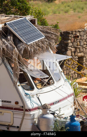 Una carovana con una turbina eolica e pannello solare in Skala Eresou, su Lesbo, Grecia. Foto Stock