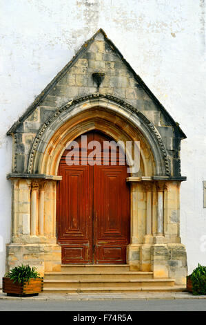 Chiesa di San Clemente chiesa in stile gotico, originariamente costruita nel XIII secolo con arco ogivale porta sulla facciata Foto Stock