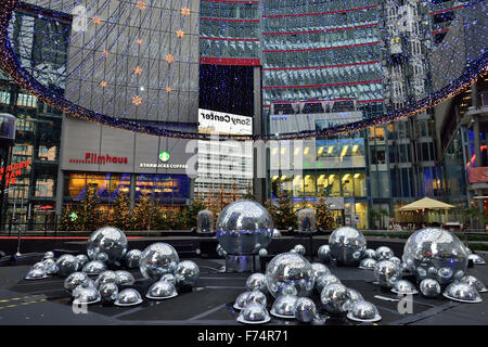 Berlino, Germania - 24 dicembre 2014: Natale decorazione illuminazione Sony Centre di Berlino Foto Stock