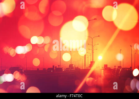 Il traffico della città in sunset, vetture su strada,rétro tonica immagine con luce bokeh di fondo Foto Stock