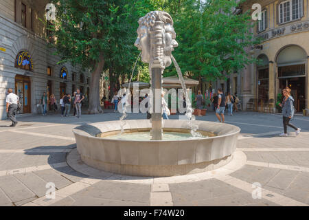 piazza della Fontana di Trieste, vista della Fontana di Giano all'entrata del viale alberato da caffè di Viale XX settembre, città di Trieste, Italia. Foto Stock