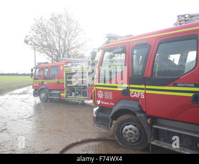 Fareham, Hampshire, Regno Unito. 25 Novembre, 2015. Fire equipaggi da Fareham, Gosport e Hightown erano chiamati ad un fienile fattoria in Brownwich Lane in a Titchfield questo pomeriggio. Hampshire Fire and Rescue Service Manager Guarda Ian Cambridge da Fareham detto 'quando il primo equipaggio a cui hanno partecipato il granaio era ben illuminato." Egli andò poi a lodare gli sforzi della frequentando gli equipaggi e il duro lavoro che hanno messo in per fermare l'incendio di propagarsi agli altri due fienili adiacenti. Un vettore acqua doveva essere chiamato a causa della limitata alimentazione idrica all'interno dell'area. Credito: uknip/Alamy Live News Foto Stock