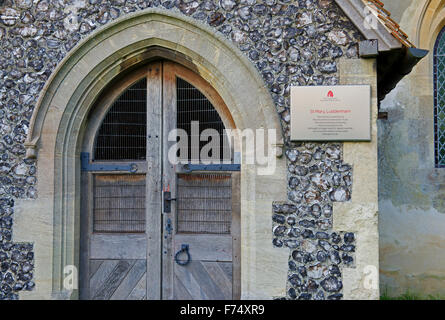 La placca sul porticato della chiesa di Santa Maria, Luddenham, dicendo che questo sia nella cura delle Chiese conservazione fiducia, Kent, England Regno Unito Foto Stock