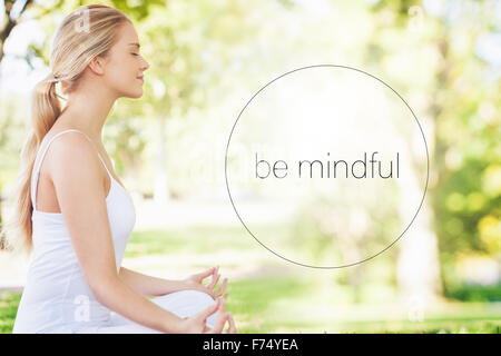 Immagine composita della sezione centrale della calma giovane donna meditando Foto Stock